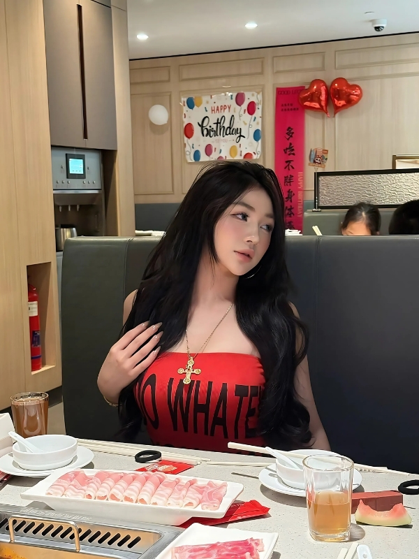 Tiktoker Trần Hà Linh ăn sáng cực sang