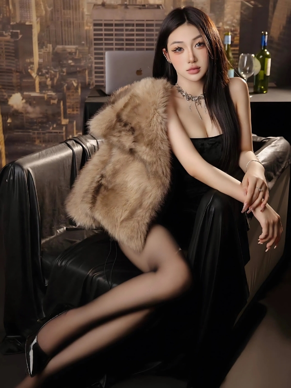 Trần Hà Linh khoe vai trần quyến rũ