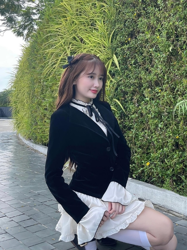 Áo đen váy trắng xinh như tiểu thư