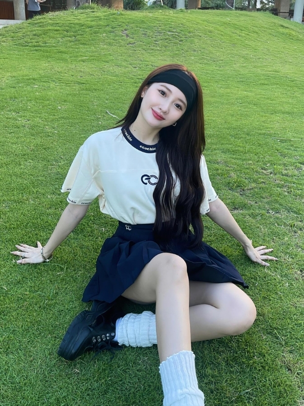 Tạo dáng đáng yêu trên thảm cỏ