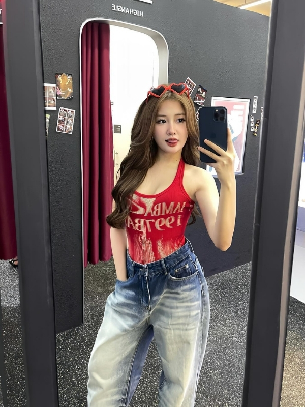 Selfie cá tính trước gương