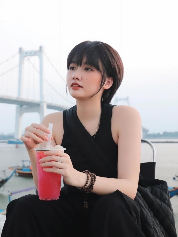 Vũ Thị Khánh Huyền chill bên sông