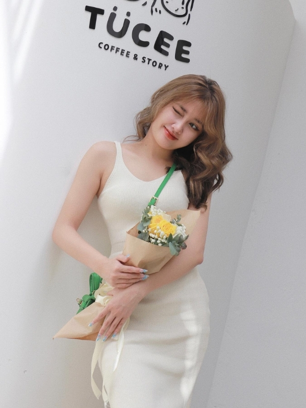 Gương mặt rạng rỡ bên bó hoa