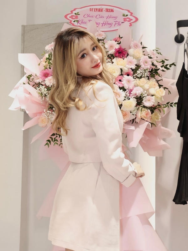 Background hoa và nụ cười rực rỡ