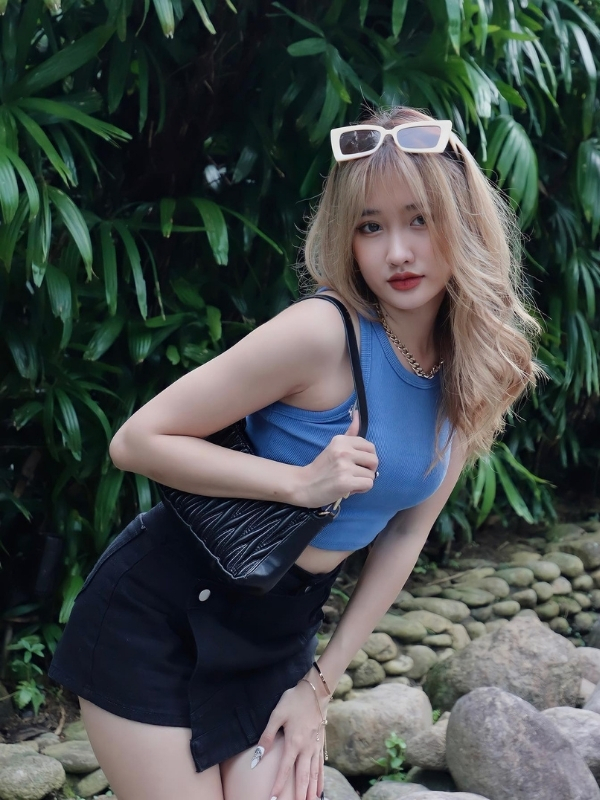 Áo croptop đen cùng thần thái chất