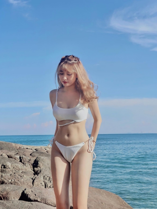 Bikini trắng bên bờ biển xanh