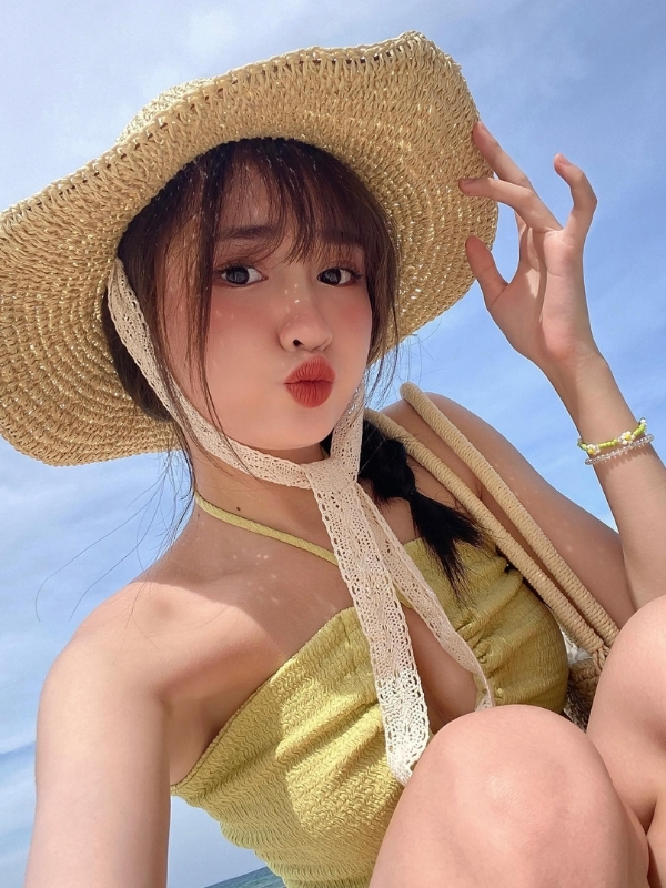 Nón rộng vành tạo điểm nhấn đáng yêu