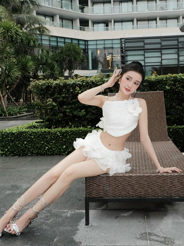 Tạo dáng kiêu sa giữa khuôn viên