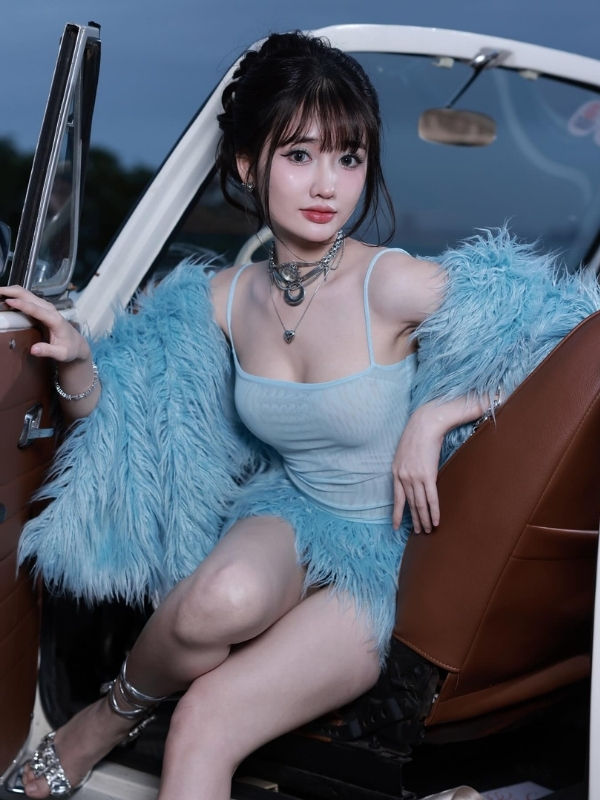 Tạo dáng gợi cảm cùng áo lông xanh