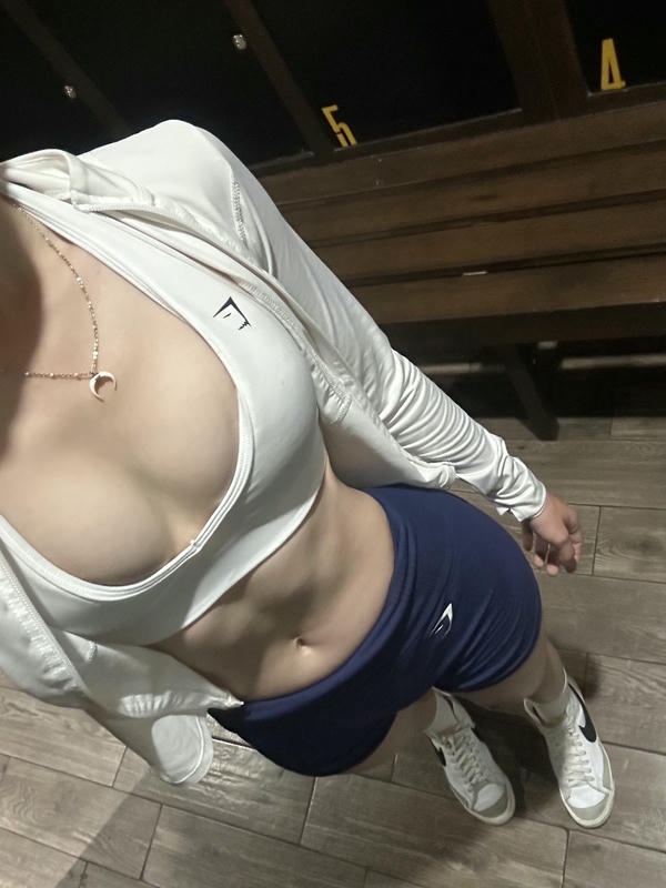 top down view gái xinh