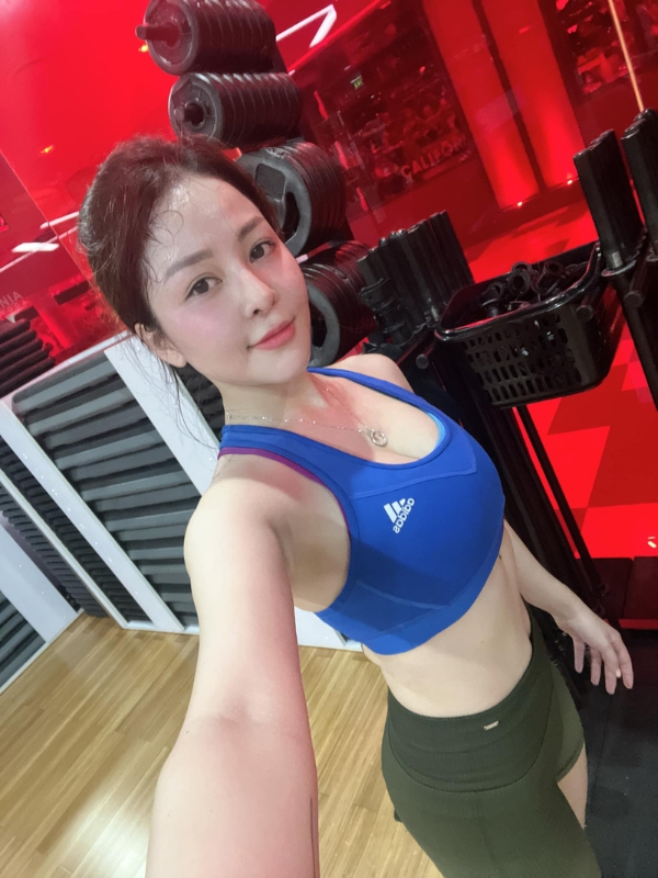 Selfie khoe dáng săn chắc