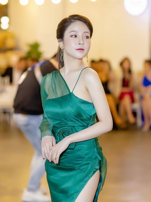 Đầm xanh lệch vai cực hút mắt