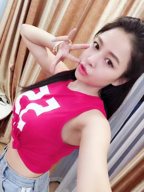 Selfie cực cháy với áo croptop