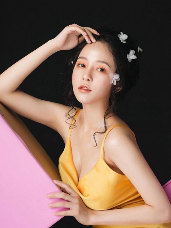 Trâm Anh sexy cuốn hút trong váy vàng