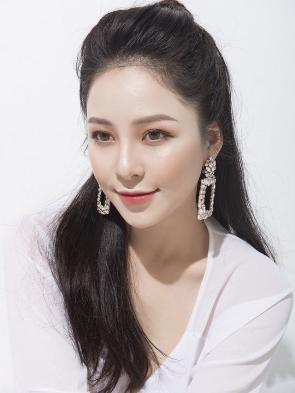 Ánh nhìn Trâm Anh đầy quyến rũ