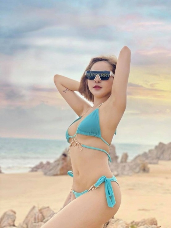 Thả dáng quyến rũ bên biển xanh