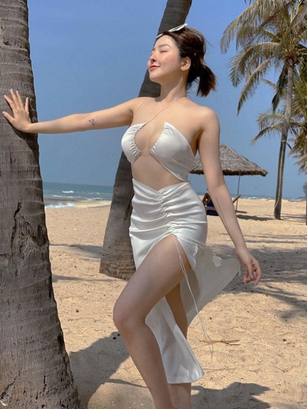 Trâm Anh sexy giữa nắng hè