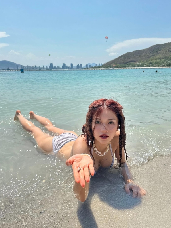 Bikini trắng khoe vóc dáng cuốn hút dưới nắng