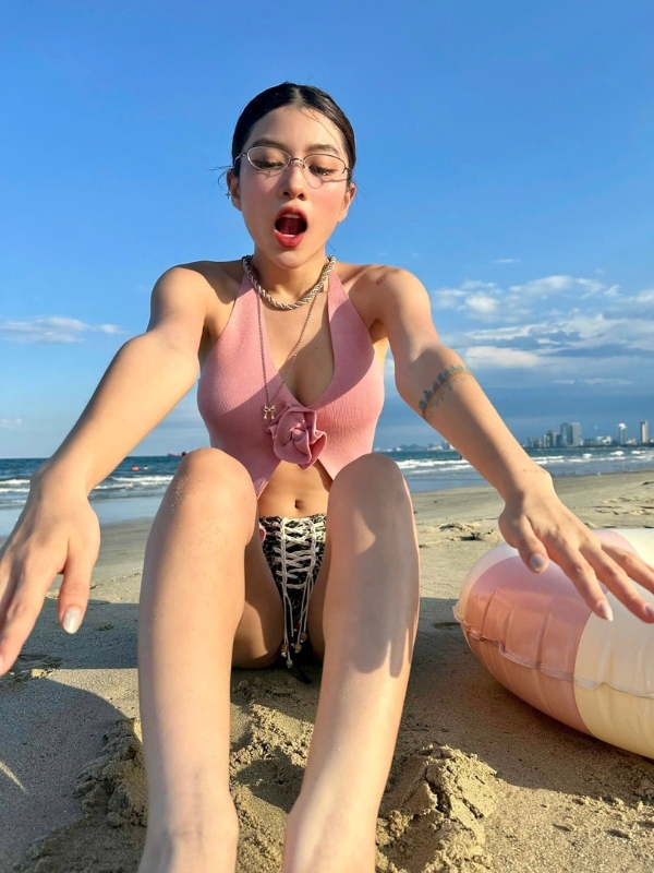 Tạo dáng năng động trên bãi cát dịu êm