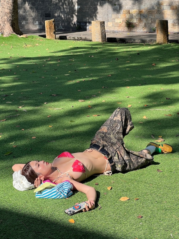 Nét đẹp gợi cảm khi nằm thư giãn ngoài trời