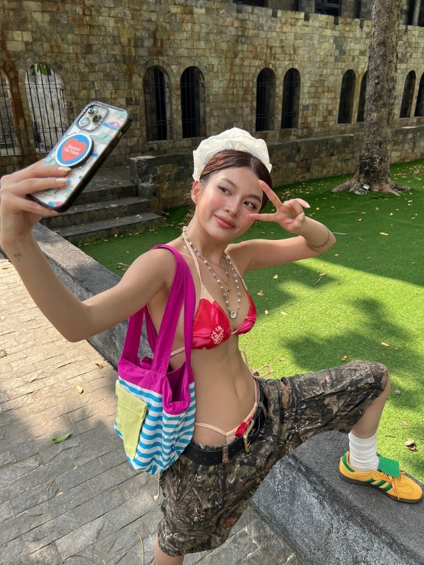 Bikini hồng nổi bật cùng thần thái rạng rỡ