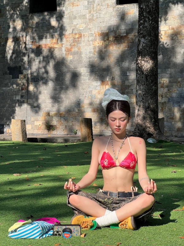 Dáng ngồi duyên dáng giữa khoảng sân xanh mát