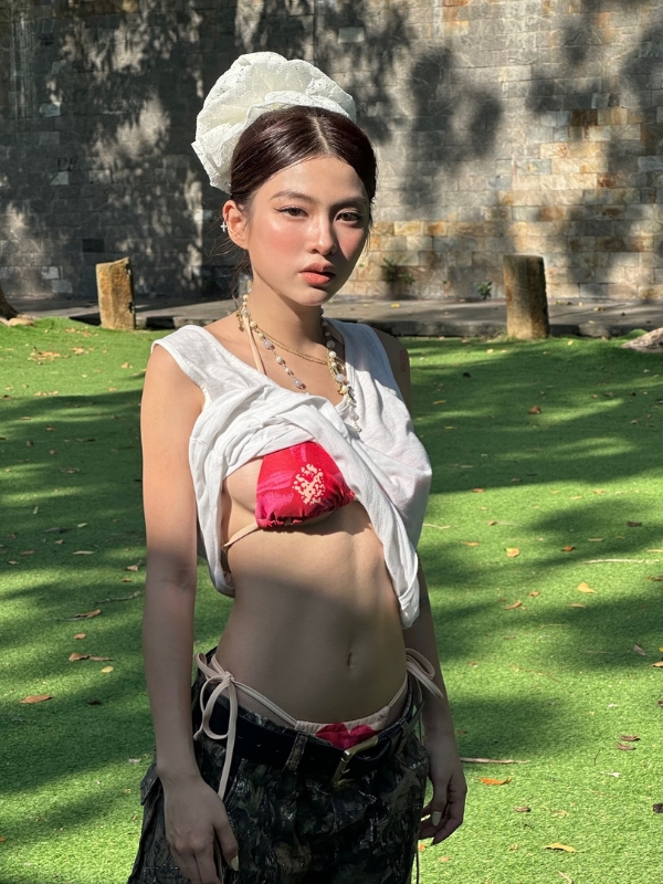 Trần Đoàn Bảo Ngọc mặc bikini với thần thái tự tin