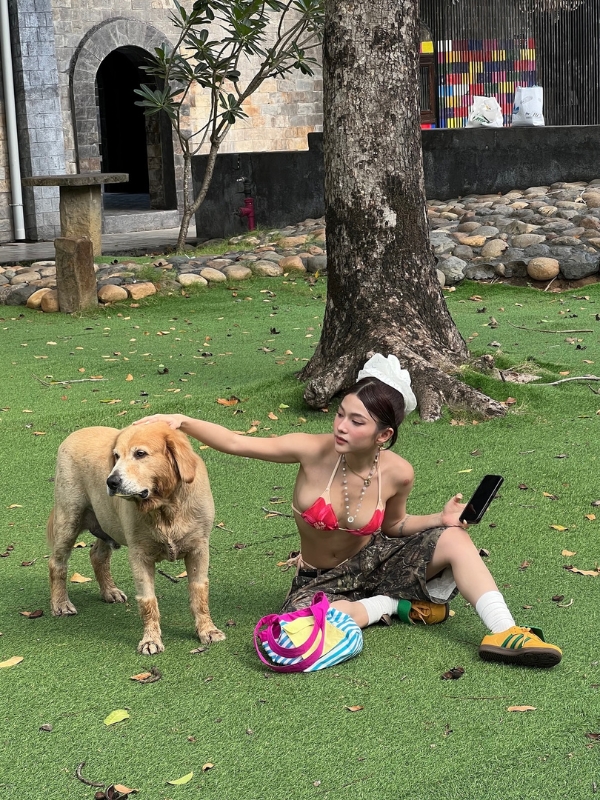 Khoảnh khắc dễ thương bên chú chó đáng yêu