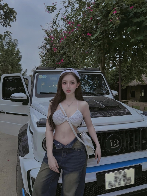 Trần Huyền Châu sexy bên xe trắng