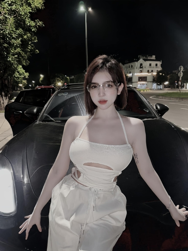 Đầm trắng xòe và ánh đèn đêm