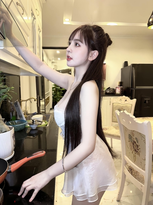 Thiết kế váy ôm làm nổi bật đường cong