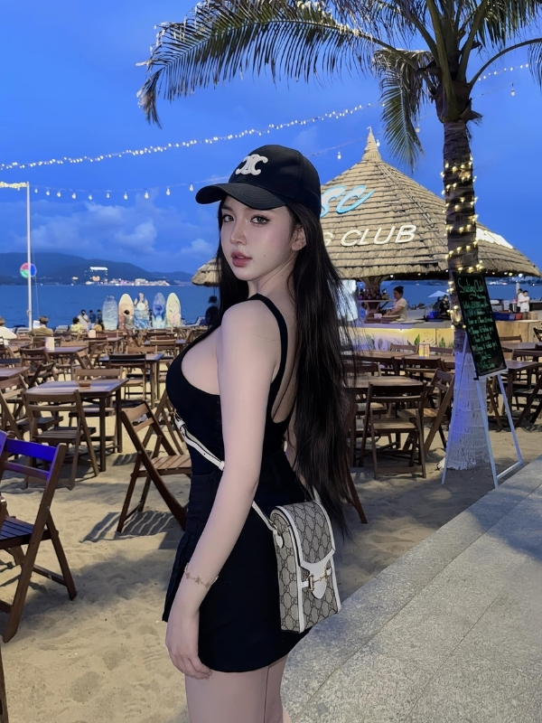 Trần Huyền Châu sexy bên biển đêm