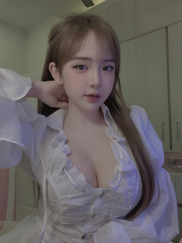 Outfit trắng tôn dáng yêu kiều