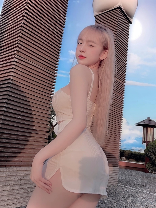 Body chuẩn trong ánh nắng dịu nhẹ