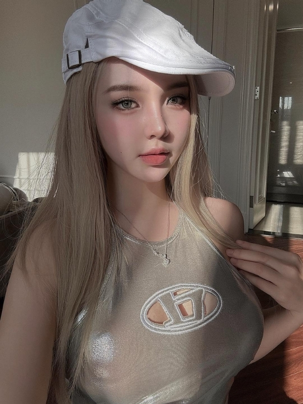 Gợi cảm trong ánh đèn vàng