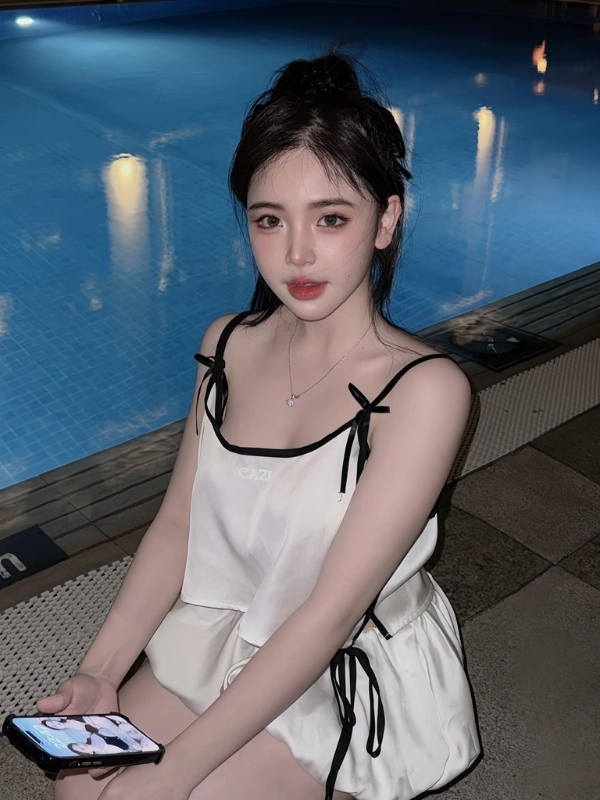 Dáng ngồi tinh tế bên hồ bơi