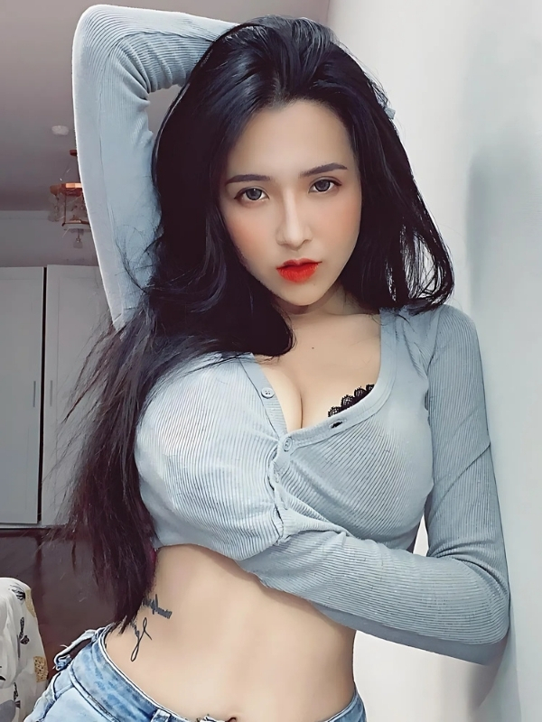 Viên Vibi lộ hàng khéo léo trong áo bó sát