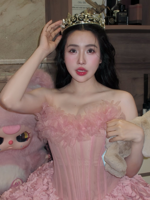 Viên Vibi lộ hàng diện váy công chúa mộng mơ