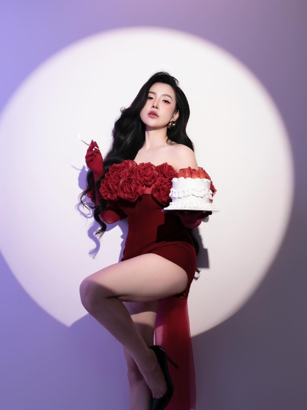 Viên Vibi lộ hàng tạo dáng đầy thần thái