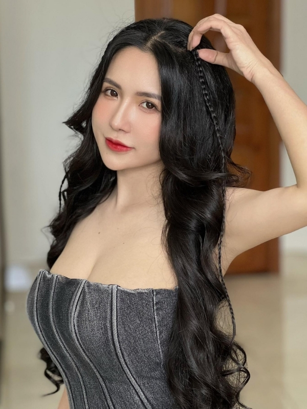 Viên Vibi lộ hàng nhẹ nhàng đầy nữ tính