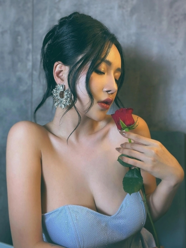 Viên Vibi lộ hàng cùng hoa hồng quyến rũ