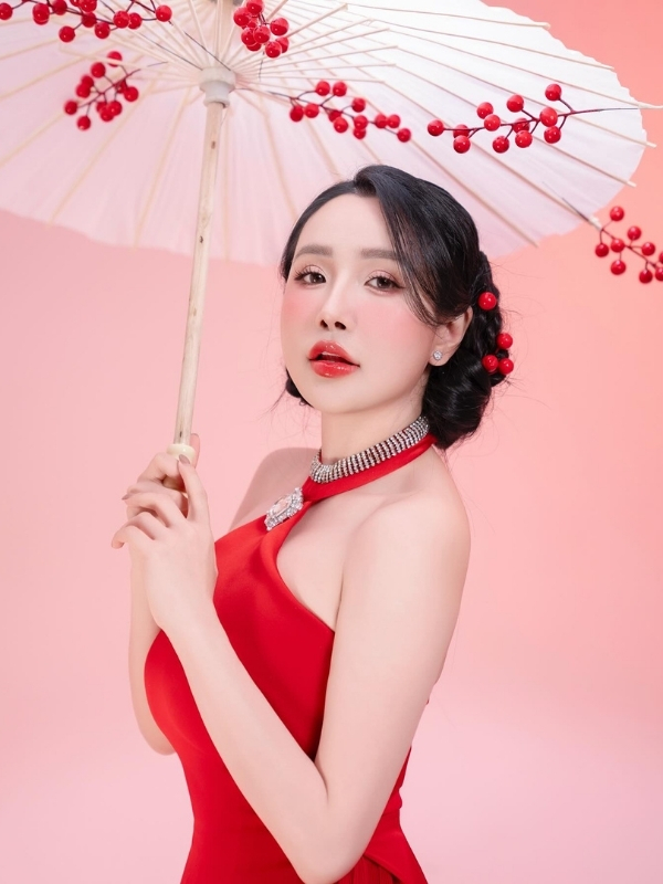 Viên Vibi lộ hàng với ô đỏ kiểu cổ trang