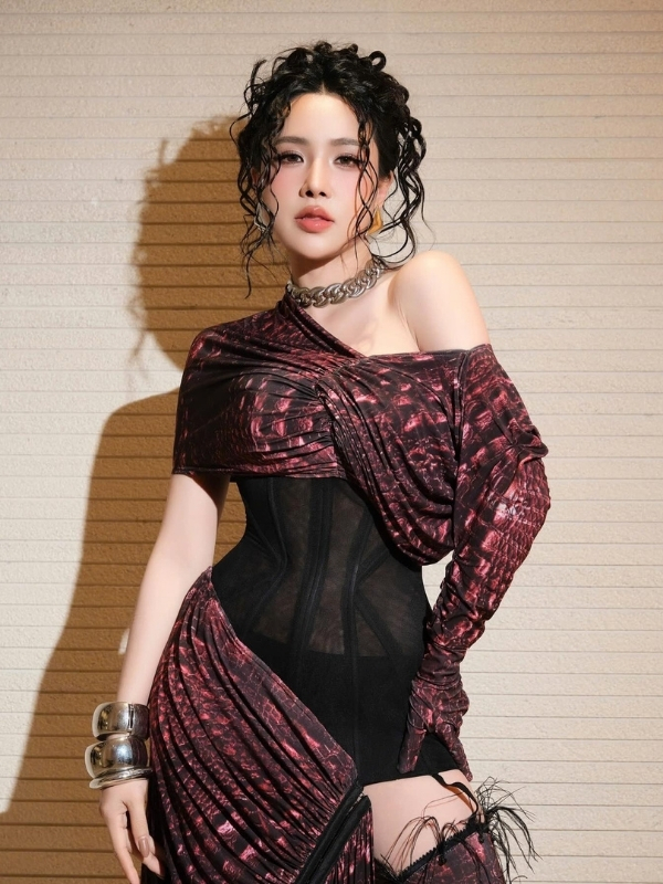 Viên Vibi lộ hàng diện váy dạ hội xẻ sâu