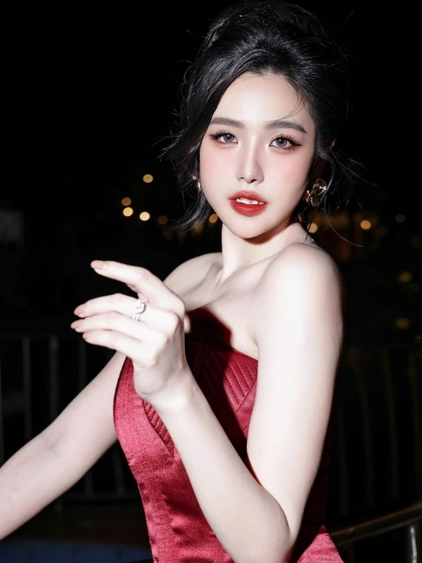 Viên Vibi lộ hàng nổi bật trong khung nền đỏ