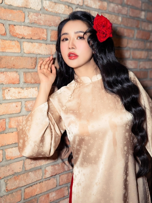 Viên Vibi lộ hàng thanh lịch kiểu truyền thống