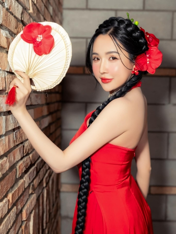 Viên Vibi lộ hàng với áo dài đỏ