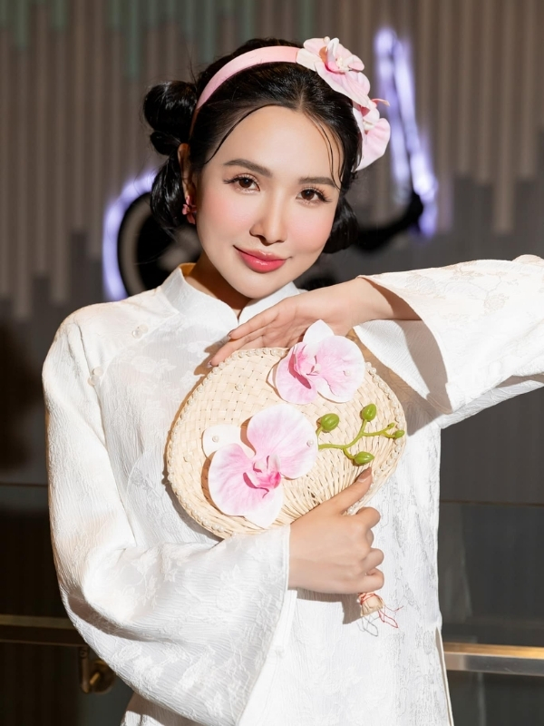 Ánh nhìn ngọt ngào Viên Vibi lộ hàng