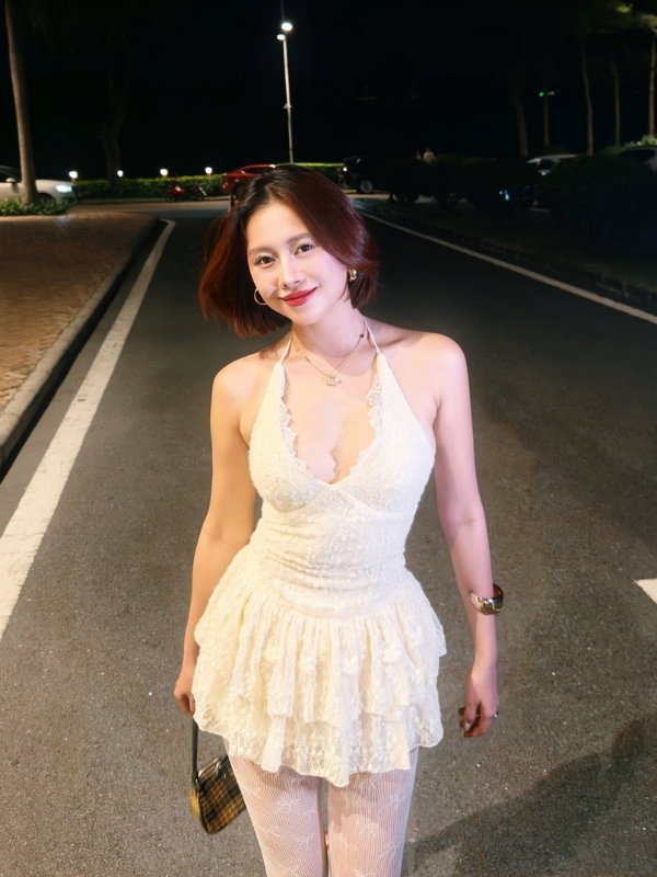 Váy trắng ôm dáng khoe vẻ nữ tính ngọt ngào.