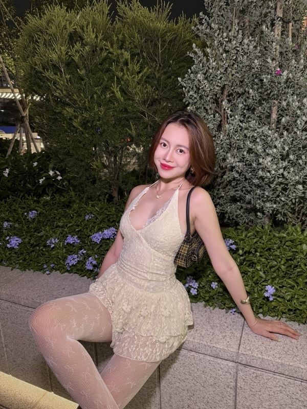 Việt Phương Thoa sexy với dáng ngồi gợi cảm.