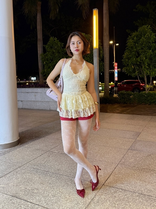 Váy vàng nổi bật giữa khung cảnh sang trọng.